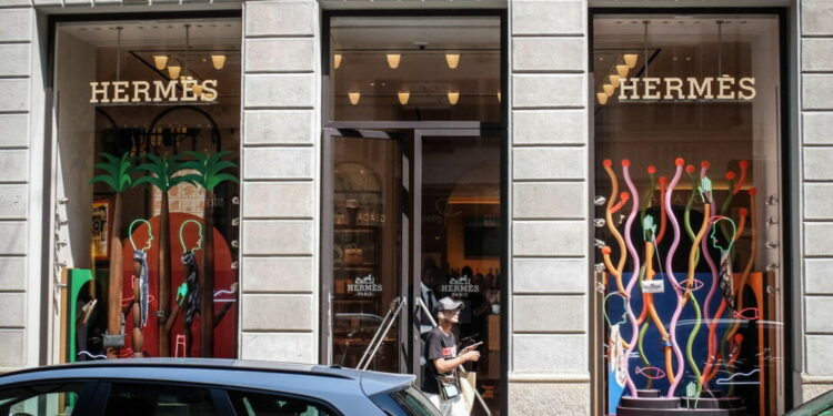 Vidhen çantat nga dyqani Hermes në Milano, një prej tyre kap vlerën e 50 mijë eurove