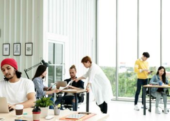 Si ndikon kriza e kostos së jetesës tek të rinjtë në mbarë botën