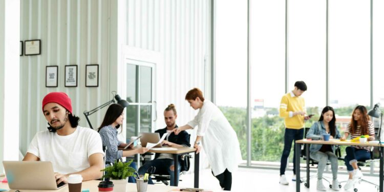 Si ndikon kriza e kostos së jetesës tek të rinjtë në mbarë botën