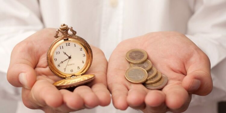 Më të lumtur ata që kanë para apo kohë?