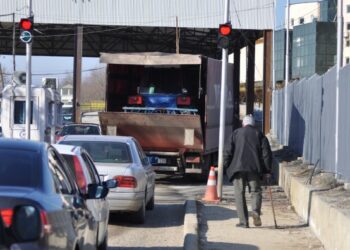 Të huajt vijnë, shqiptarët ikin. Rriten me 48% kontratat e sigurimit të mjeteve që dalin nga kufiri