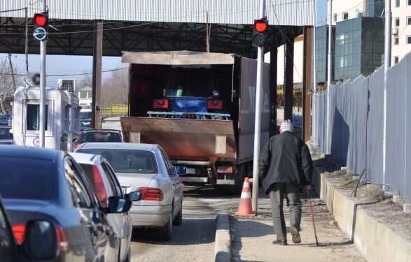 Të huajt vijnë, shqiptarët ikin. Rriten me 48% kontratat e sigurimit të mjeteve që dalin nga kufiri