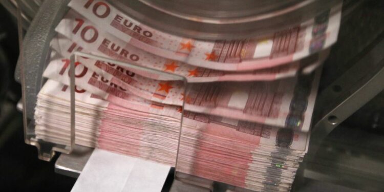 8 rregullat që do të ju ndihmojnë rreth parave