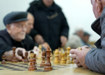 Pensionistët punëtorë: Mes zorit dhe dëshirës për të vazhduar jetën sociale