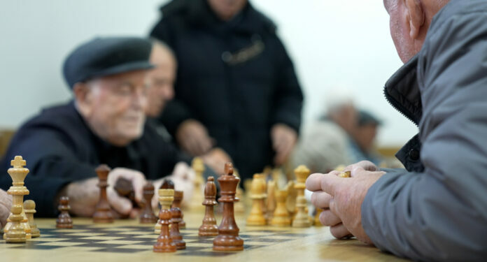 Pensionistët punëtorë: Mes zorit dhe dëshirës për të vazhduar jetën sociale