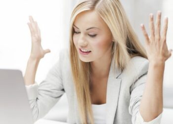 5 shprehje pasive-agresive që i bëjnë njerëzit t’ju respektojnë më pak