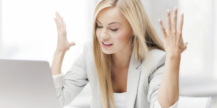 5 shprehje pasive-agresive që i bëjnë njerëzit t’ju respektojnë më pak