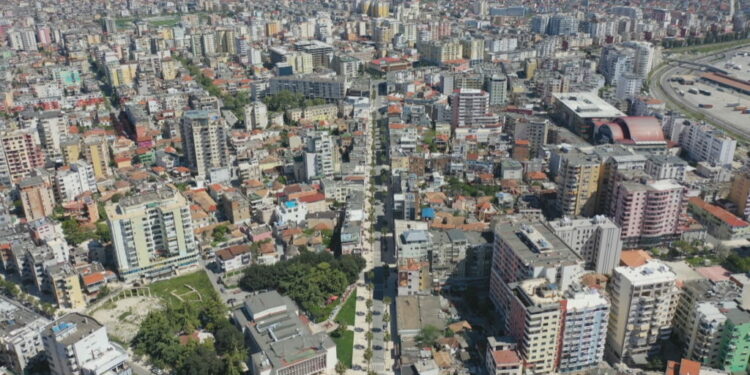 Pagesat vjetore të taksës së ndërtesës për bizneset në Tiranë do rriten deri në 91%; Detyrimet shtohen edhe për pronarët e garazheve dhe bodrumeve