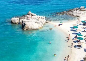 Vendimi i qeverisë greke: Turistët e larguar nga zjarret, një javë falas në Rodos