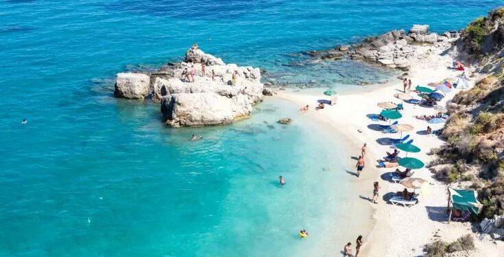 Vendimi i qeverisë greke: Turistët e larguar nga zjarret, një javë falas në Rodos