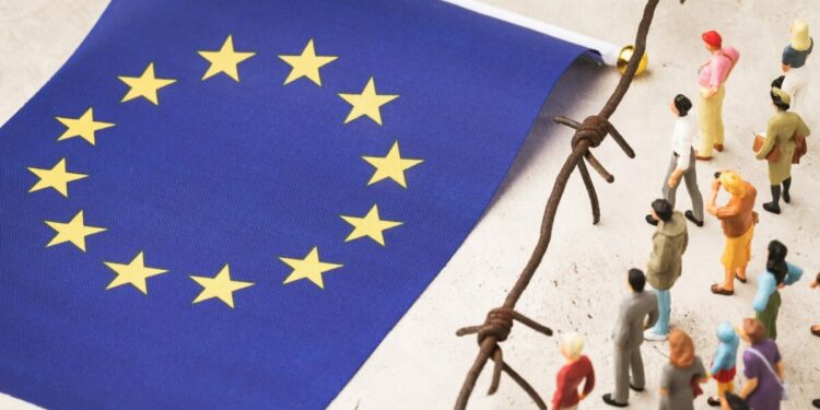 Shqiptarët “heqin dorë” nga azili? Aplikimet bien me 39% në korrik