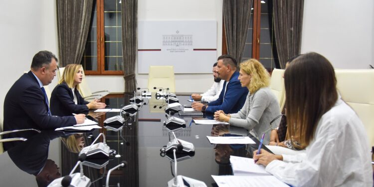 Drejtuesit e Finnacave takim me fasonistët, punësimi i personave PAK detyrim ligjor