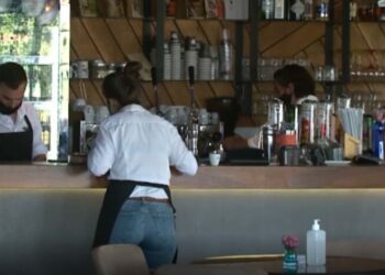 Mungesa e kamarierëve, pagat e tyre u rritën me 24.5%