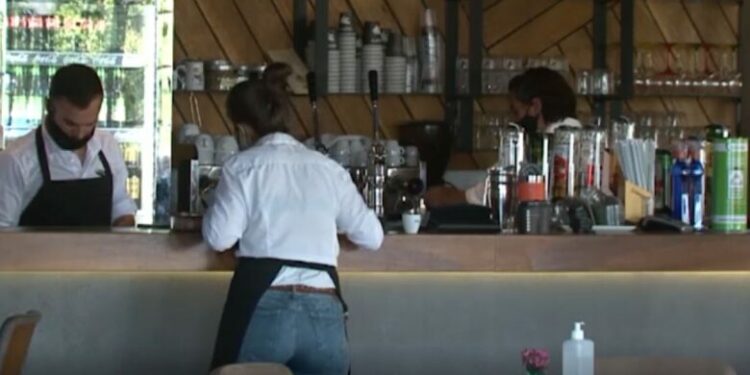 Mungesa e kamarierëve, pagat e tyre u rritën me 24.5%