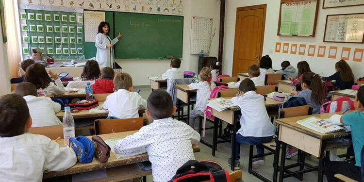 Nis viti i ri shkollor/ 29 mijë fëmijë fillojnë klasën e pare, edhe ata 5 vjeç