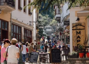 Maldivet e Europës”, me çmime të lira/ Slogani që i kushtoi shumë Shqipërisë. Flasin operatorët turistikë