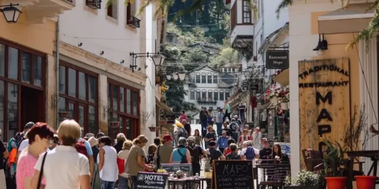 Maldivet e Europës”, me çmime të lira/ Slogani që i kushtoi shumë Shqipërisë. Flasin operatorët turistikë