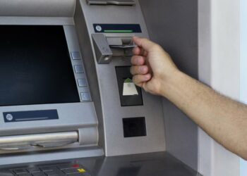 Tursitët çojnë në nivele rekord transaksionet elektronike, shumica tërheqje nga bankomatët