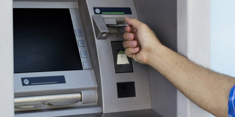 Tursitët çojnë në nivele rekord transaksionet elektronike, shumica tërheqje nga bankomatët