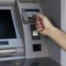 Tursitët çojnë në nivele rekord transaksionet elektronike, shumica tërheqje nga bankomatët