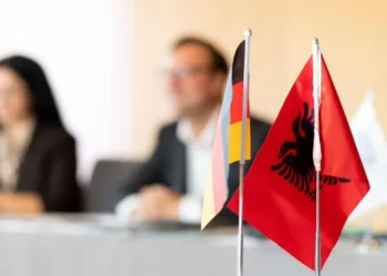 Shofer që 17 vjeç si në Gjermani? Shqipëria nis shqyrtimin e praktikës gjermane