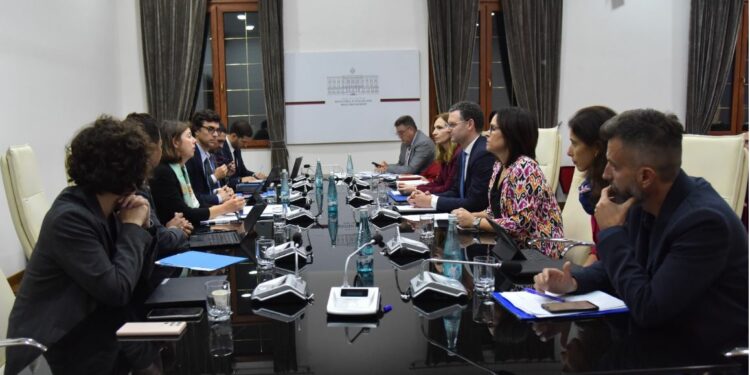 Mbërrin në Tiranë misioni i FMN, diskutohet gjendja e ekonomisë