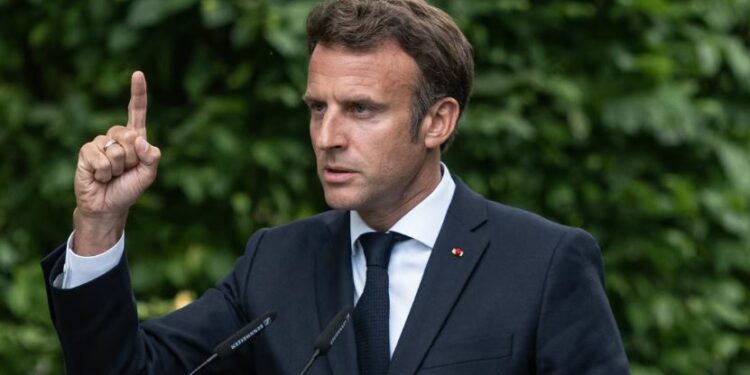 Franca pezullon vizat për Kosovën. Lajmin e jep Macron