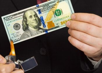 7 shenjat që tregojnë se po shpenzoni para kot