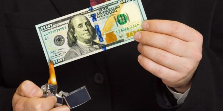 7 shenjat që tregojnë se po shpenzoni para kot