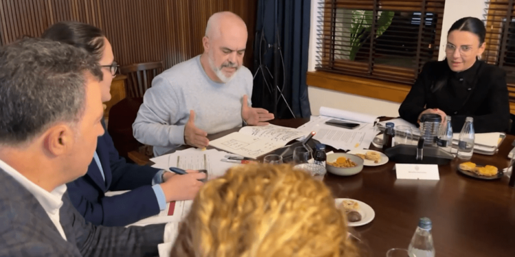 Qeveria miraton projektbuxhetin 2024. Pagat në shtet 900 euro, më shumë fonde për ushtrinë dhe bashkitë