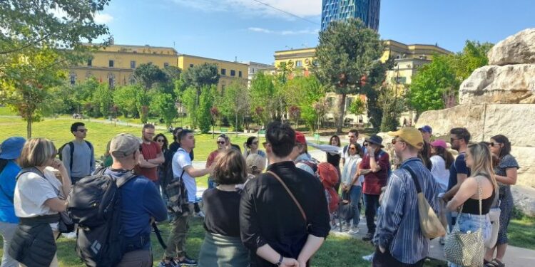 Zgjatet sezoni turistik, 1.1 milionë pushues të huaj në shtator