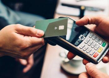 Më pak cash, shqiptarët rrisin pagesat me karta bankare