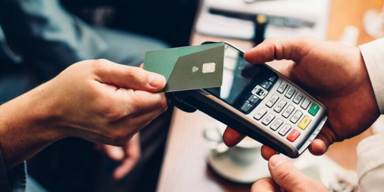 Më pak cash, shqiptarët rrisin pagesat me karta bankare