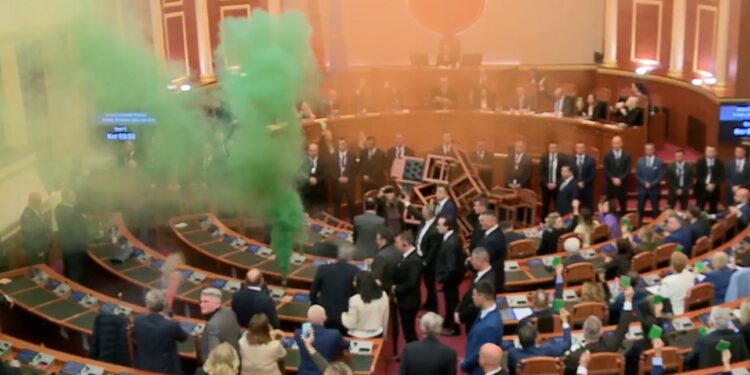 Mes tymueseve dhe zjarrit në parlament, buxheti 2024 votohet në më pak se 5 minuta