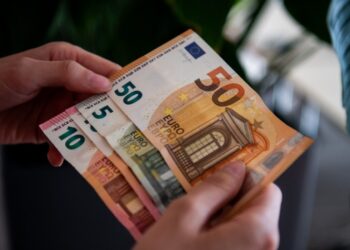 Tatëpjeta e euros, zbret nën 102 lekë. Tregu “mbytet” nga valuta