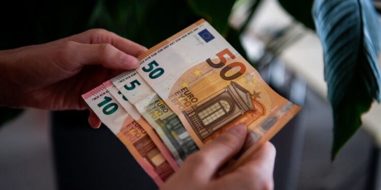 Tatëpjeta e euros, zbret nën 102 lekë. Tregu “mbytet” nga valuta