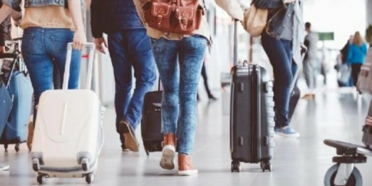 Ende 31% e shqiptarëve duan të emigrojnë, 18% me valixhe gati, më i larti në Ballkan