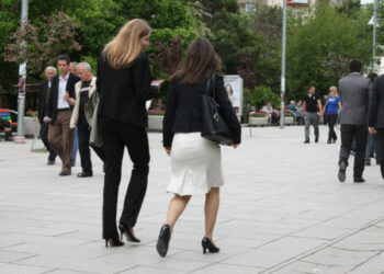 Tregu i punës “në duar” të burrave, por gratë po fitojnë terren me shpejtësi