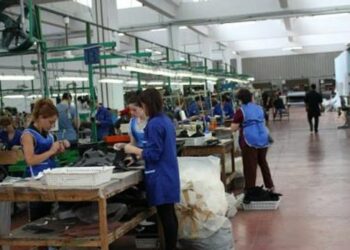 Fasonët letër qeverisë: Në krizë nga euro, humbasim 9 milionë euro në muaj, çdo ditë ikin 50 punonjës