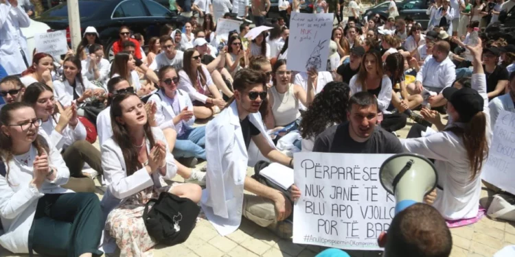 Gjykata Kushtetuese me studentët e Mjekësisë, pezullon ligjin e 5 viteve punë me detyrim