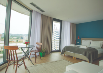 Shtëpitë po jepen me ditë për turistët, shtrenjtohen me 35% qiratë mujore