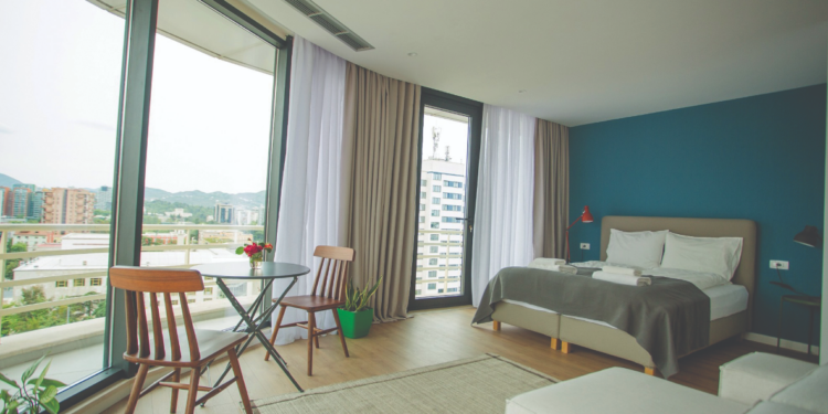 Shtëpitë po jepen me ditë për turistët, shtrenjtohen me 35% qiratë mujore