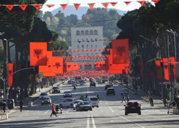 Harrohet tradita, shqiptarët jashtë trojeve për festat e nëntorit, kërcejnë biletat e avionëve