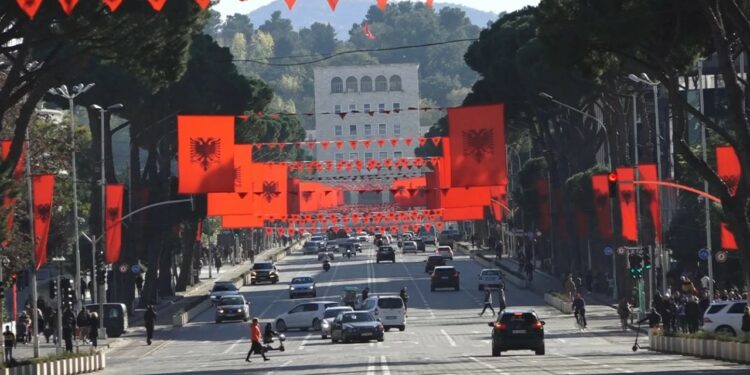 Harrohet tradita, shqiptarët jashtë trojeve për festat e nëntorit, kërcejnë biletat e avionëve