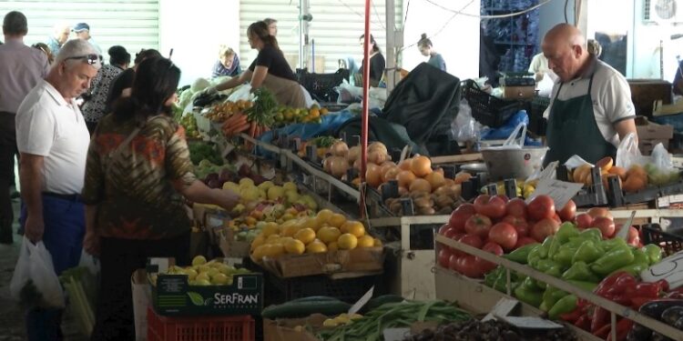 Inflacioni zbret në tetor në 3.8%, mbetet ende e lartë rritja e çmimeve tek ushqimet