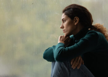 55% e shqiptarëve e perceptojnë veten të varfër, të dytët në Europë; Të arsimuarit shqiptarë njësoj me ata me arsim fillor në BE