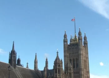 “Shtrenjtohen” bashkimet familjare! Anglia rrit në 38 mijë e 700 sterlina të ardhurat që duhet të ketë pritësi