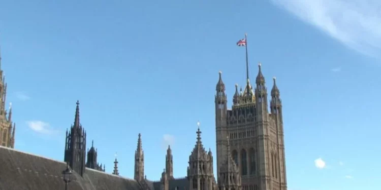 “Shtrenjtohen” bashkimet familjare! Anglia rrit në 38 mijë e 700 sterlina të ardhurat që duhet të ketë pritësi