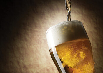 Birra shqiptare shumë afër “zhdukjes”, fabrikat vendase po importojnë birrën e huaj, bie dhe konsumi dhe në bare e restorante