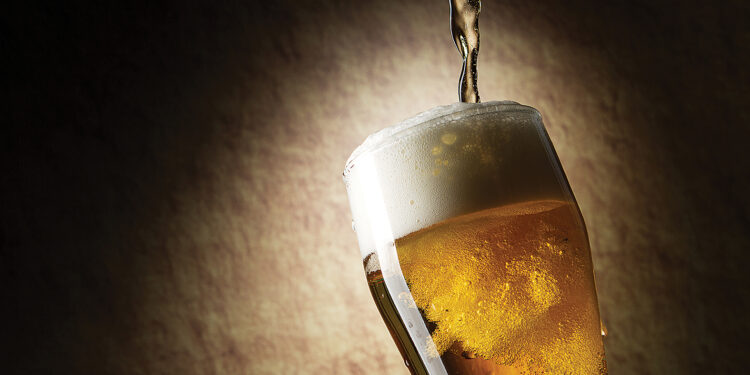 Birra shqiptare shumë afër “zhdukjes”, fabrikat vendase po importojnë birrën e huaj, bie dhe konsumi dhe në bare e restorante